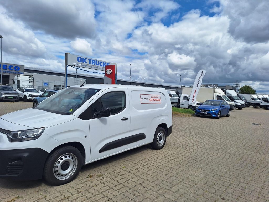 mały samochód dostawczy do miasta