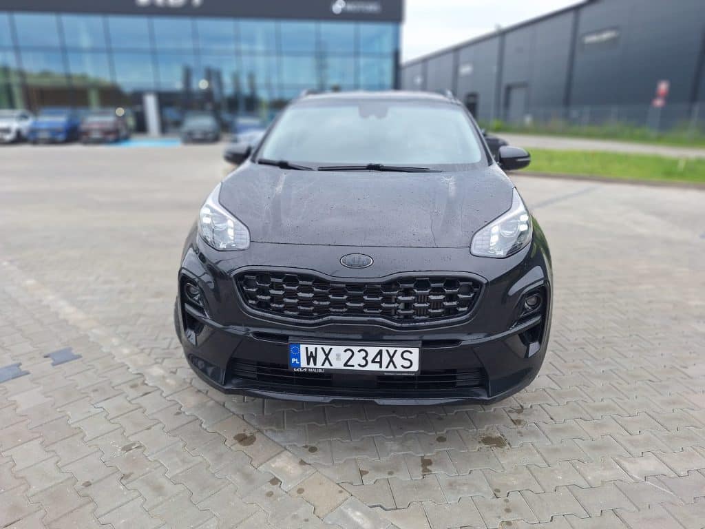 Kia Sportage 1.6 CRDI MHEV Black Edition – używany osobowy SUV, widok na kabinę kierowcy | UNI-TRUCK