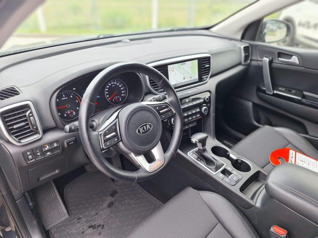Kia Sportage 1.6 CRDI MHEV Black Edition – używany osobowy SUV, logo i oznaczenia producenta | UNI-TRUCK