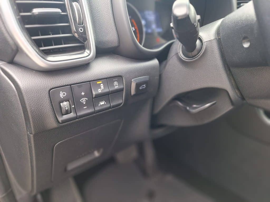 Kia Sportage 1.6 CRDI MHEV Black Edition – używany osobowy SUV, widok na windę załadunkową | UNI-TRUCK