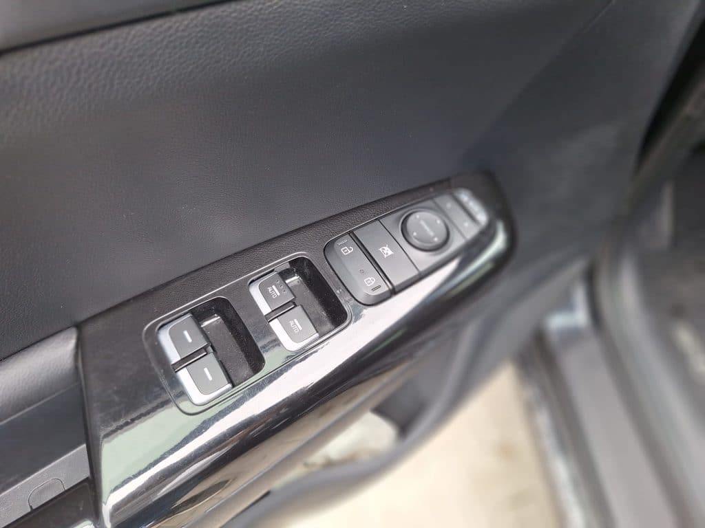 Kia Sportage 1.6 CRDI MHEV Black Edition – używany osobowy SUV, fotel kierowcy i kokpit | UNI-TRUCK