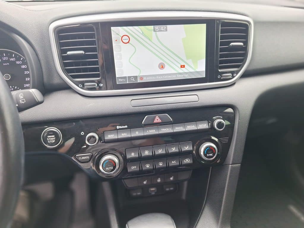 Kia Sportage 1.6 CRDI MHEV Black Edition – używany osobowy SUV, widok pod kątem 3/4 z tyłu | UNI-TRUCK