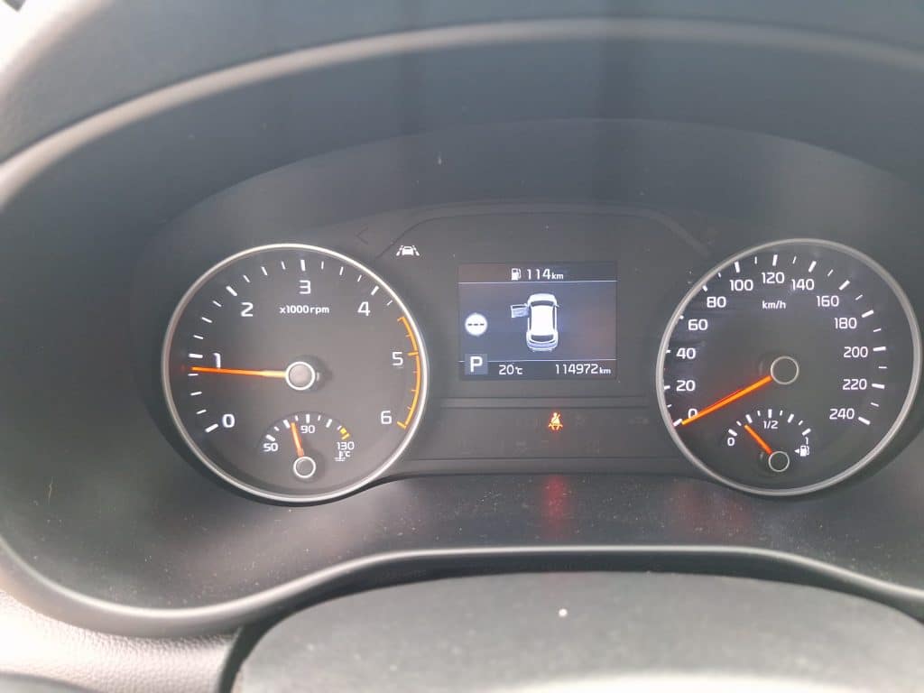 Kia Sportage 1.6 CRDI MHEV Black Edition – używany osobowy SUV, zbliżenie na koła i felgi | UNI-TRUCK