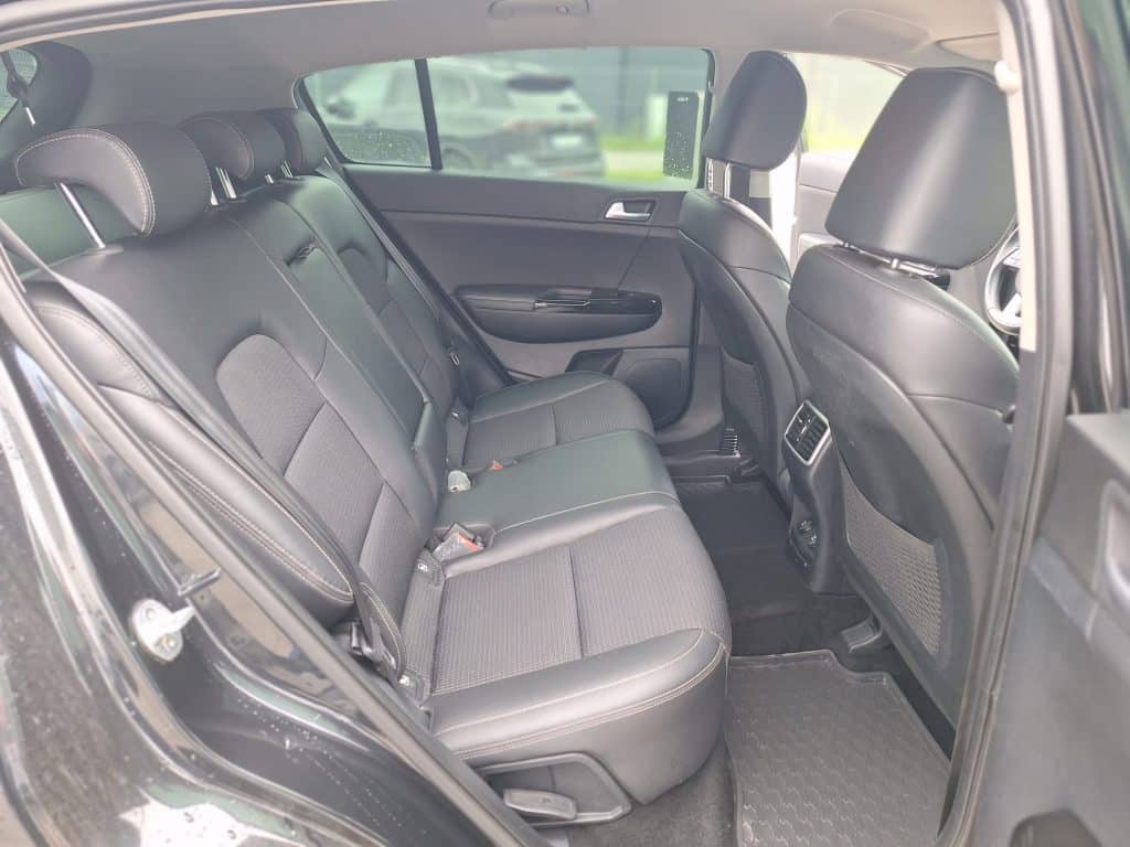 Kia Sportage 1.6 CRDI MHEV Black Edition – używany osobowy SUV, widok na kabinę kierowcy | UNI-TRUCK