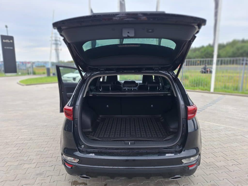 Kia Sportage 1.6 CRDI MHEV Black Edition – używany osobowy SUV, widok z przodu | UNI-TRUCK