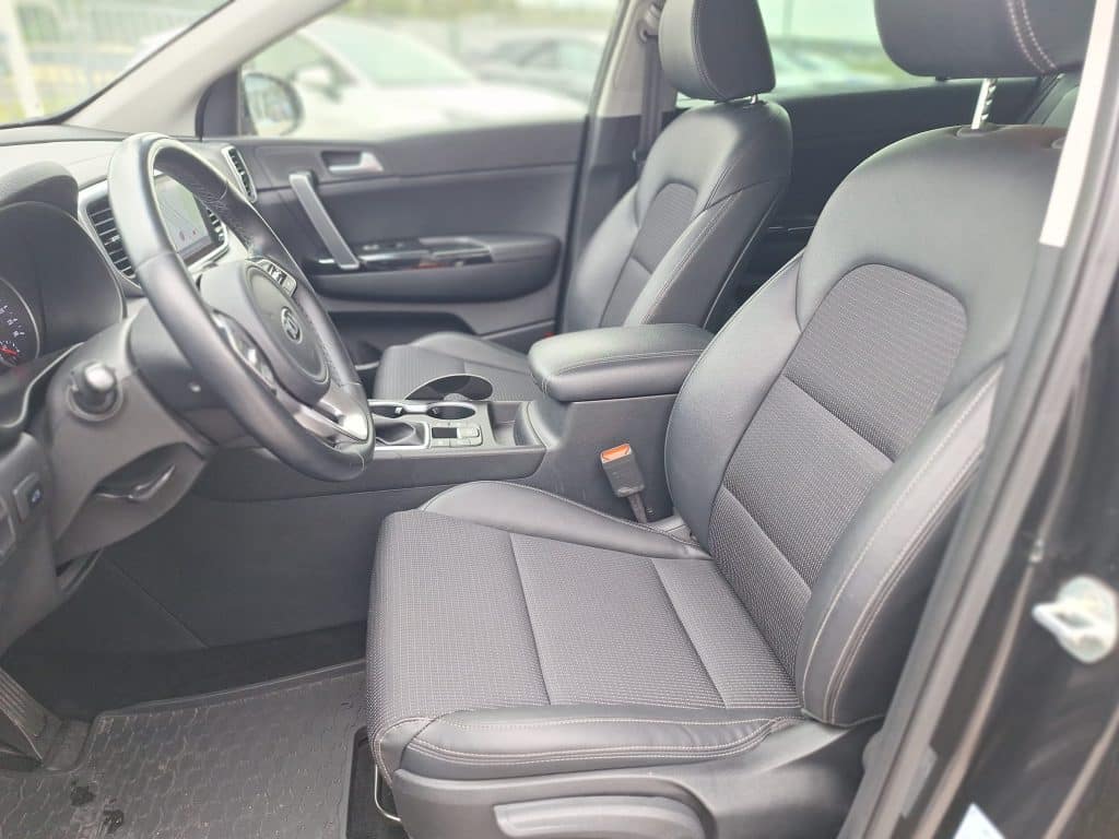 Kia Sportage 1.6 CRDI MHEV Black Edition – używany osobowy SUV, widok z boku | UNI-TRUCK