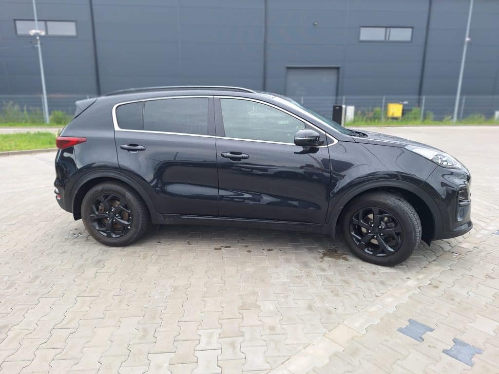 Kia Sportage 1.6 CRDI MHEV Black Edition – używany osobowy SUV, widok z przodu | UNI-TRUCK