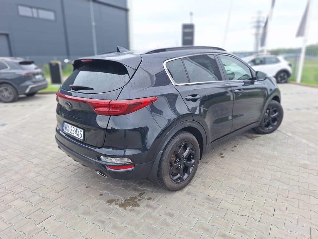 Kia Sportage 1.6 CRDI MHEV Black Edition – używany osobowy SUV, widok z boku | UNI-TRUCK