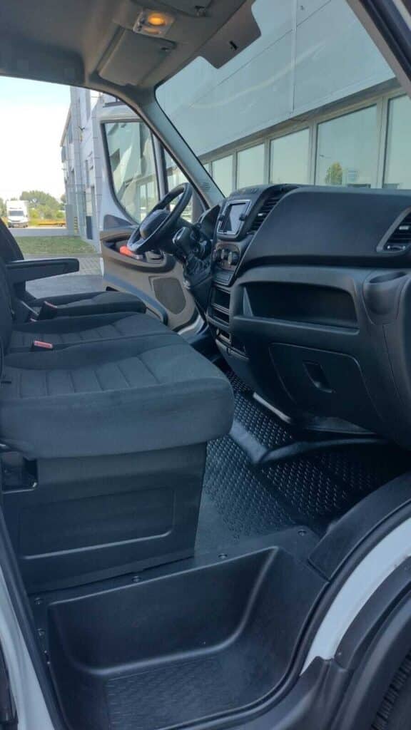 Iveco Daily 35S14 furgon – używany furgon 16 m³ L4H2, automat, serwis ASO, bok pojazdu