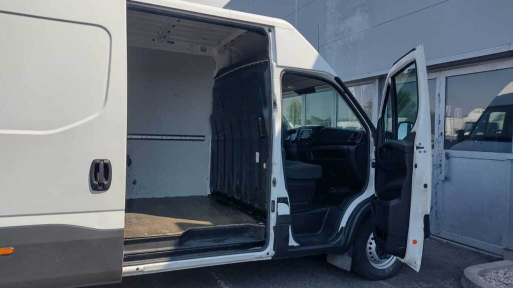 Iveco Daily 35S14 furgon – używany furgon 16 m³ L4H2, automat, serwis ASO, tylna część nadwozia