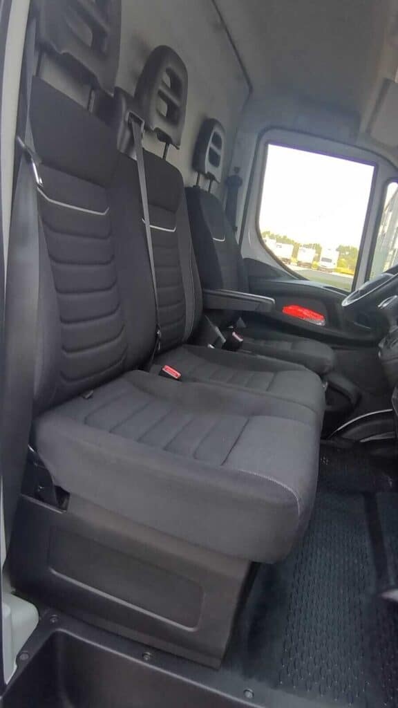 Iveco Daily 35S14 furgon – używany furgon 16 m³ L4H2, automat, serwis ASO, widok z tyłu