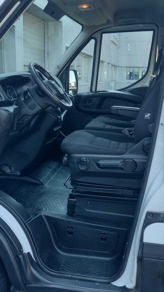 Iveco Daily 35S14 furgon – używany furgon 16 m³ L4H2, automat, serwis ASO, ujęcie z przodu