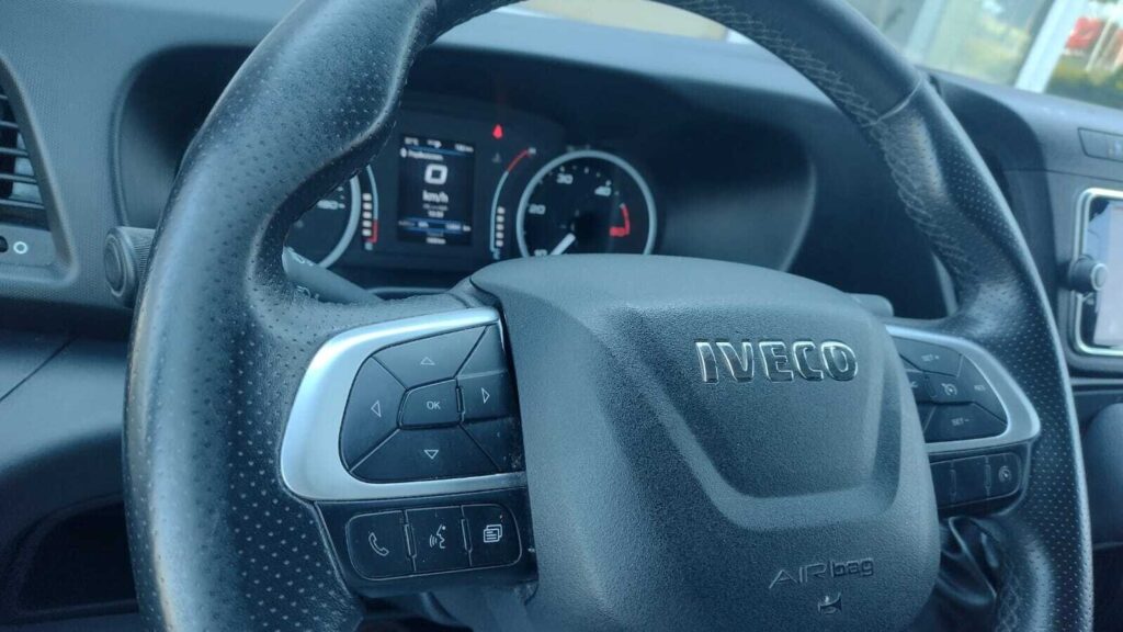 Iveco Daily 35S14 furgon – używany furgon 16 m³ L4H2, automat, serwis ASO, widok z boku