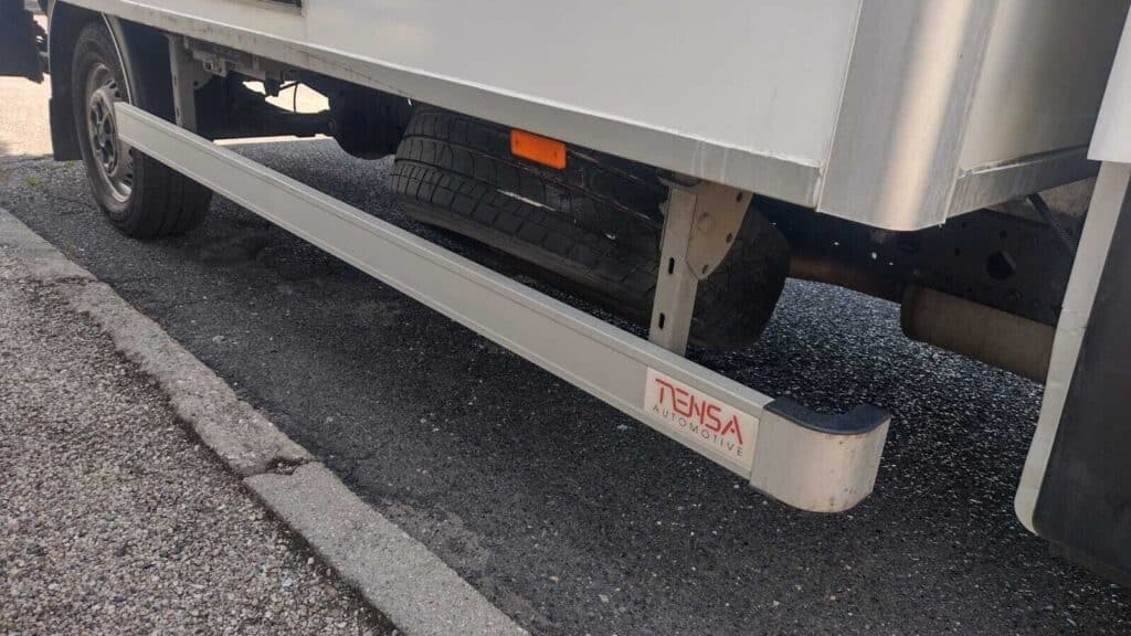 Iveco Daily 35S18 kontener – używany kontener z windą załadowczą 750 kg, 8EP, ujęcie ogólne