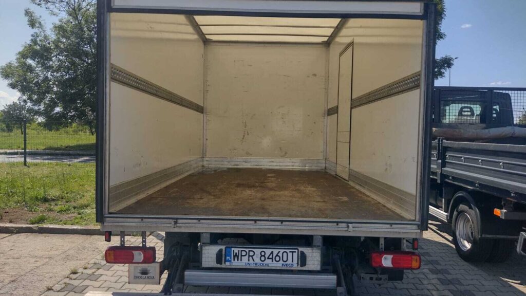 Iveco Daily 35S18 kontener – używany kontener z windą załadowczą 750 kg, 8EP, reflektory i atrapa