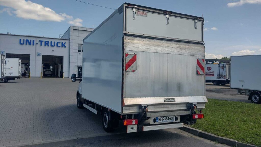 Iveco Daily 35S18 kontener – używany kontener z windą załadowczą 750 kg, 8EP, kabina kierowcy – wnętrze