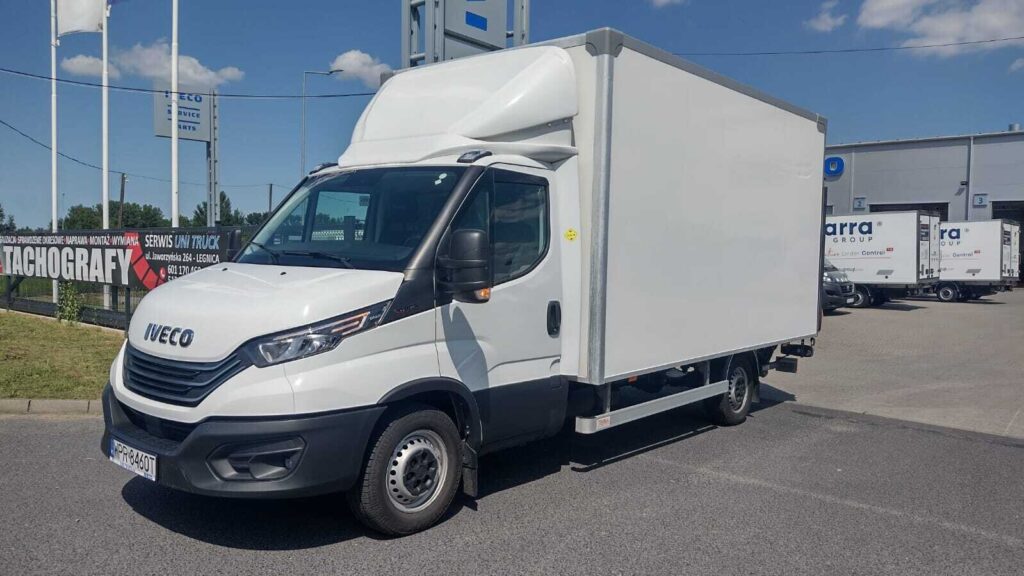 Iveco Daily 35S18 kontener – używany kontener z windą załadowczą 750 kg, 8EP, bok pojazdu