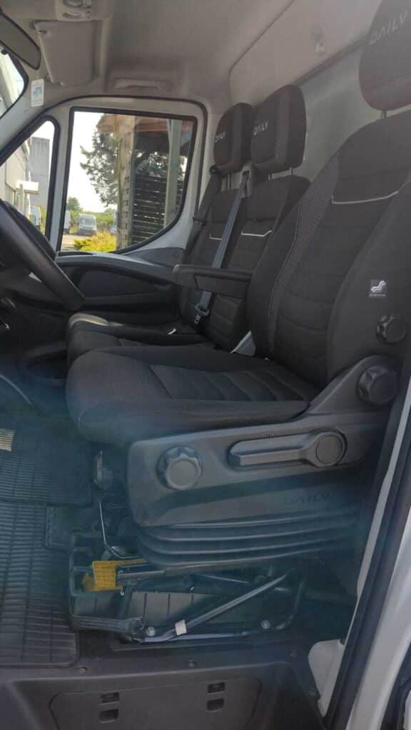 Iveco Daily 35S18 kontener – używany kontener z windą załadowczą 750 kg, 8EP, tylna część nadwozia