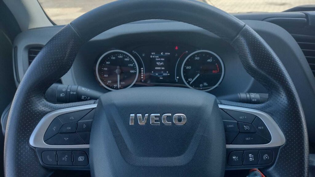 Iveco Daily 35S18 kontener – używany kontener z windą załadowczą 750 kg, 8EP, przednia część nadwozia