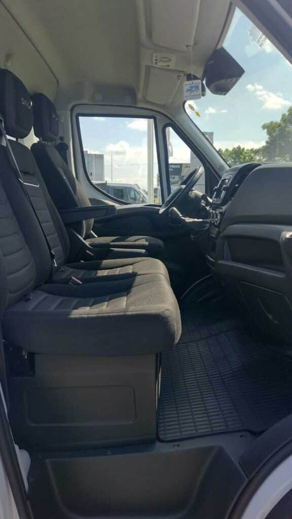 Iveco Daily 35S18 kontener – używany kontener z windą załadowczą 750 kg, 8EP, widok z boku