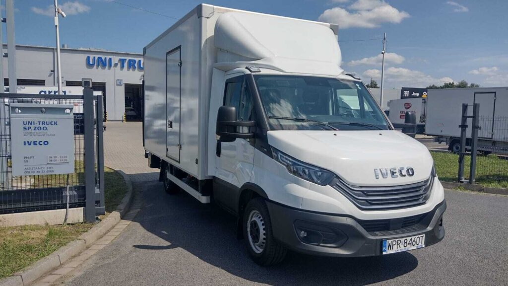 Iveco Daily 35S18 kontener – używany kontener z windą załadowczą 750 kg, 8EP, silnik / komora