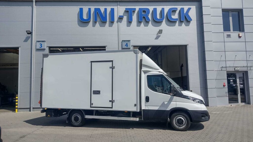 Iveco Daily 35S18 kontener – używany kontener z windą załadowczą 750 kg, 8EP, licznik i zegary