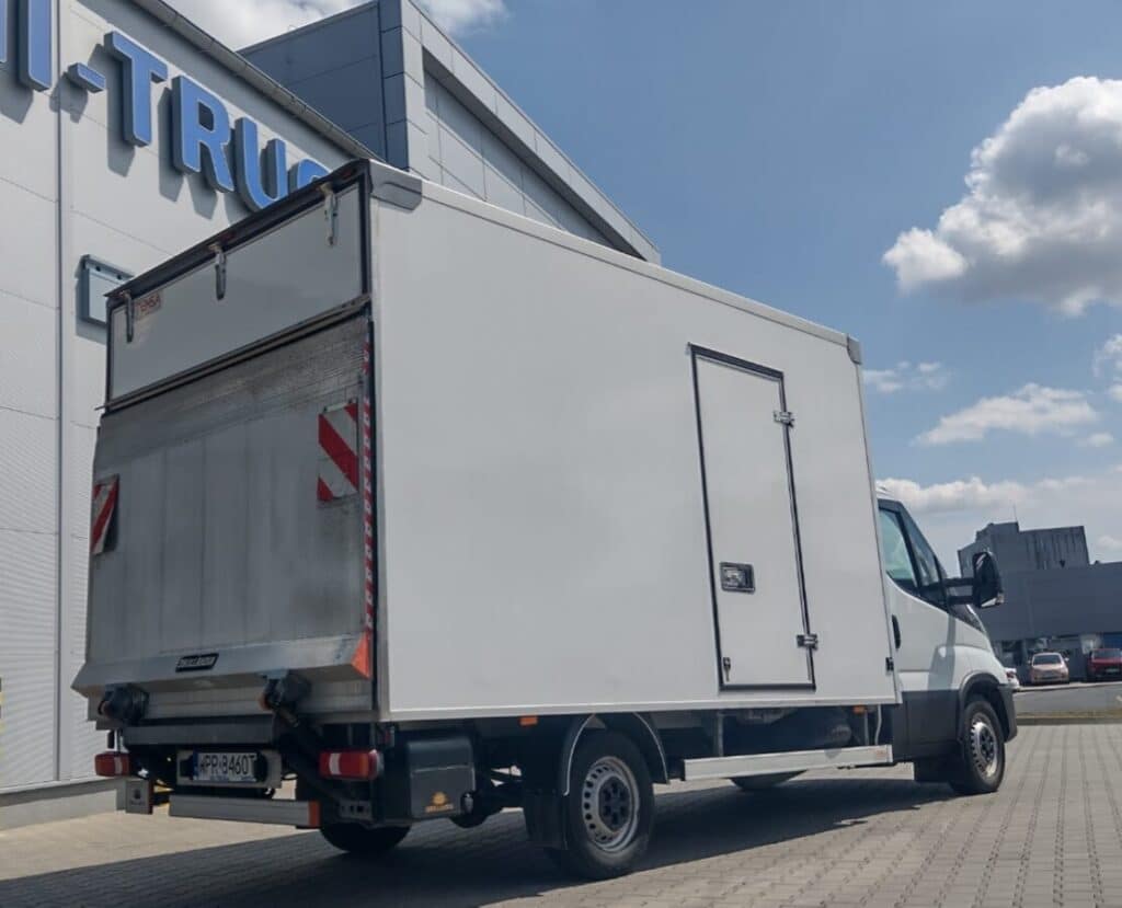Iveco Daily 35S18 kontener – używany kontener z windą załadowczą 750 kg, 8EP, wnętrze kabiny