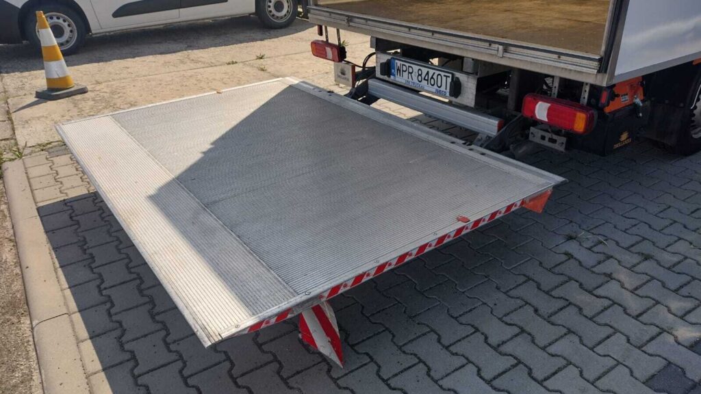 Iveco Daily 35S18 kontener – używany kontener z windą załadowczą 750 kg, 8EP, tył z drzwiami ładunkowymi