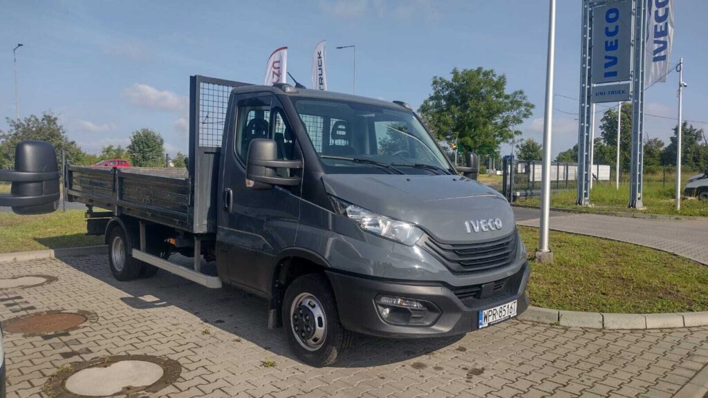 Iveco Daily 50C18 wywrotka – używana wywrotka 3,5 t z dzielonymi burtami, przestrzeń ładunkowa