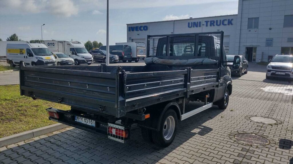 Iveco Daily 50C18 wywrotka – używana wywrotka 3,5 t z dzielonymi burtami, widok z boku