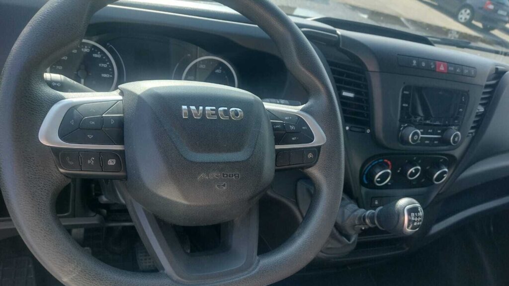 Używana wywrotka Iveco Daily 50C18 3,5 t – dzielone burty, ujęcie z przodu