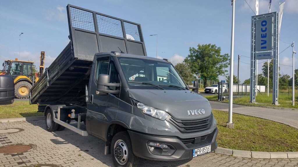 Iveco Daily 50C18 wywrotka – używana wywrotka 3,5 t z dzielonymi burtami, fotel i kokpit