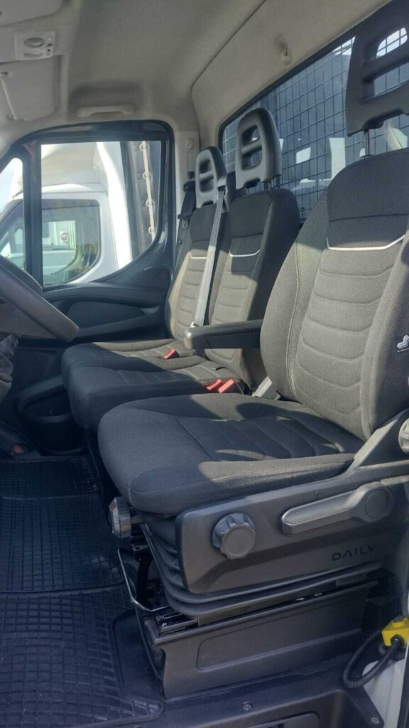 Iveco Daily 50C18 – używana wywrotka 3,5 t z dzielonymi burtami, widok z boku