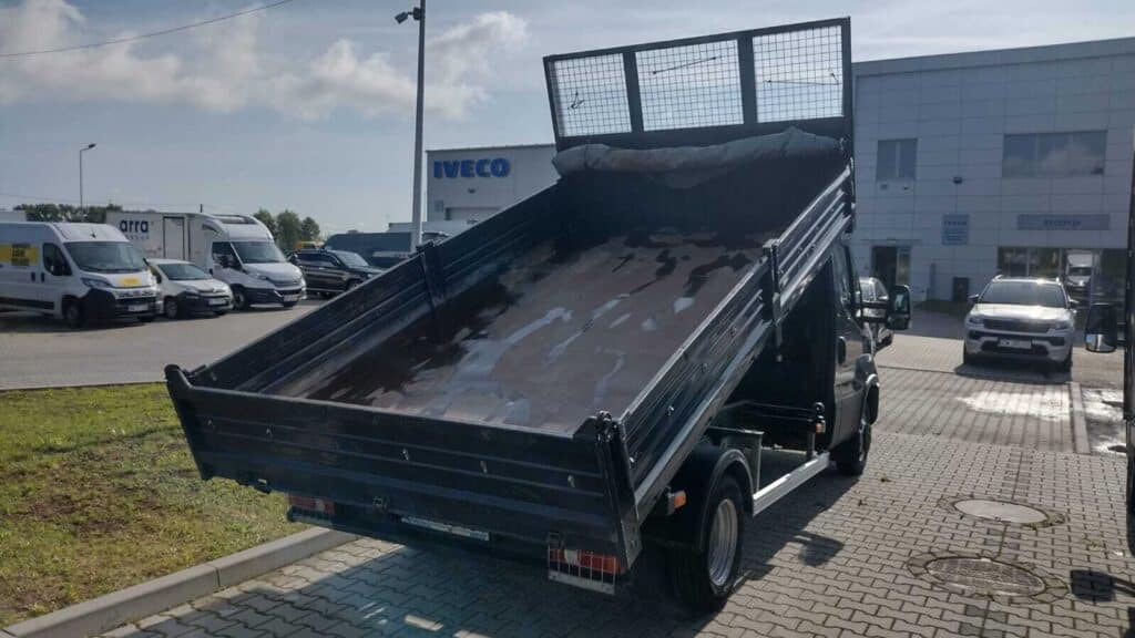 Iveco Daily 50C18 wywrotka – używana wywrotka 3,5 t z dzielonymi burtami, kabina kierowcy – wnętrze