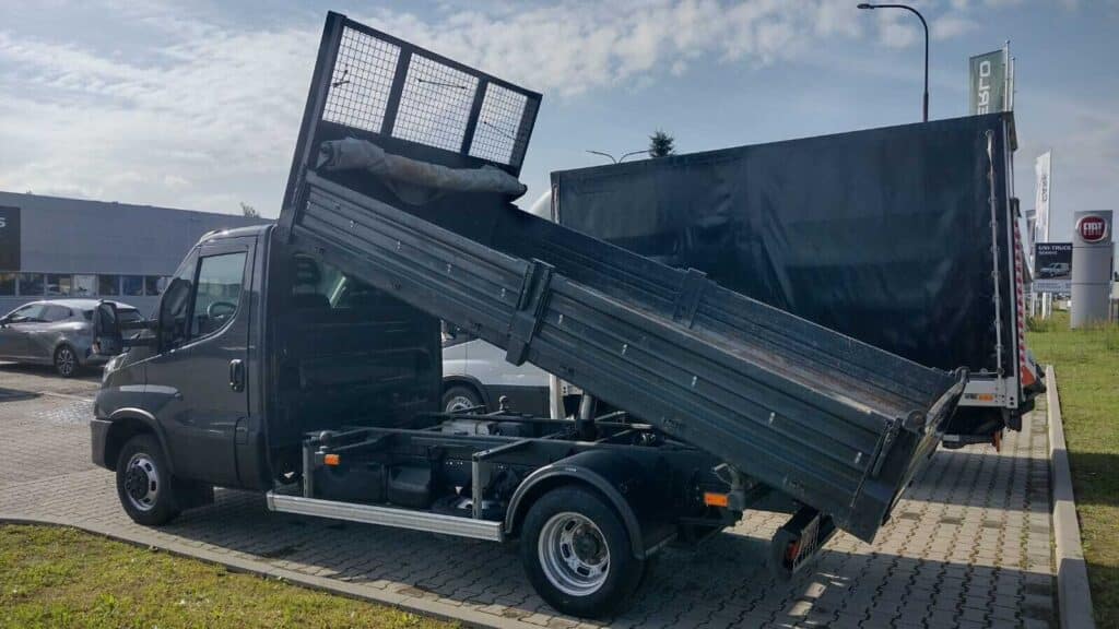 Iveco Daily 50C18 wywrotka – używana wywrotka 3,5 t z dzielonymi burtami, bok pojazdu
