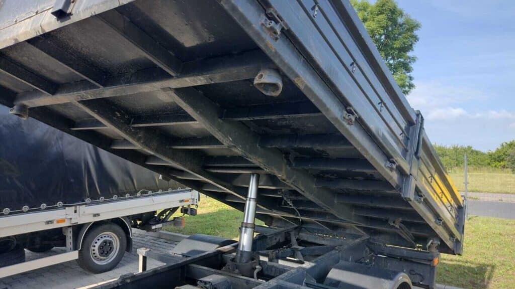 Iveco Daily 50C18 wywrotka – używana wywrotka 3,5 t z dzielonymi burtami, tylna część nadwozia