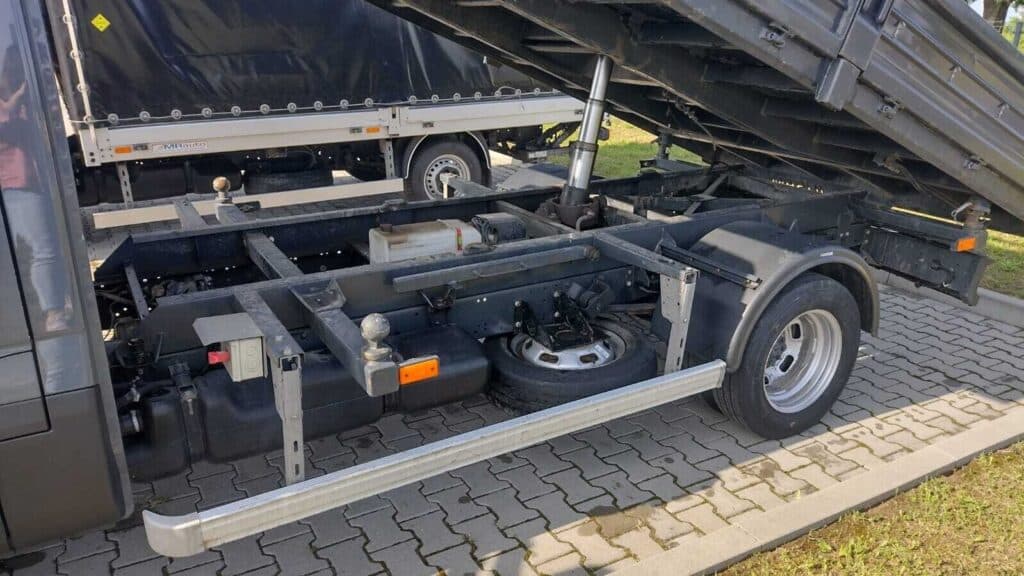 Iveco Daily 50C18 wywrotka – używana wywrotka 3,5 t z dzielonymi burtami, przednia część nadwozia
