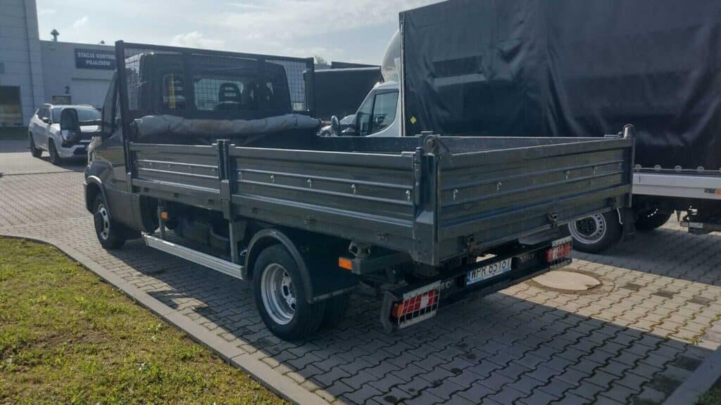 Iveco Daily 50C18 wywrotka – używana wywrotka 3,5 t z dzielonymi burtami, ujęcie z przodu